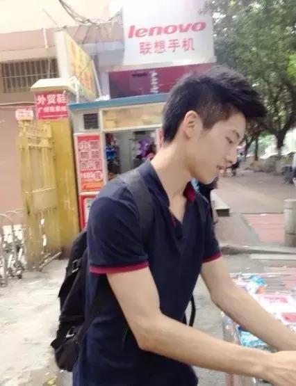 帅哥地摊吃瓜视频下载,帅哥挑战网红瓜果，下载视频见证美味瞬间