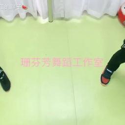 小孩子吃瓜跳舞视频,小萌娃吃瓜跳舞萌态十足